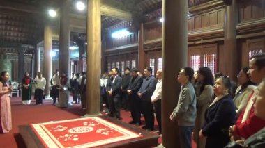 1 Ocak 2026. Hong Bang, Hai Phong, Vietnam. Asya 'da bir tapınağa katılan insanlar. Asya 'da geleneksel bir tapınak sahnesi