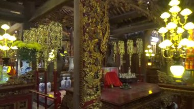 1 Ocak 2026. Hong Bang, Hai Phong, Vietnam. Asya 'da bir tapınağa katılan insanlar. Asya 'da geleneksel bir tapınak sahnesi