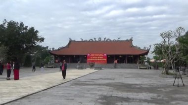 1 Ocak 2026. Hong Bang, Hai Phong, Vietnam. Asya 'da bir tapınağa katılan insanlar. Asya 'da geleneksel bir tapınak sahnesi