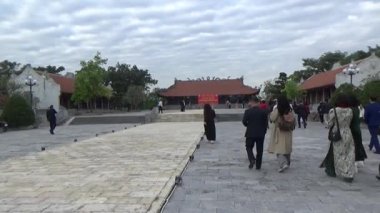 1 Ocak 2026. Hong Bang, Hai Phong, Vietnam. Asya 'da bir tapınağa katılan insanlar. Asya 'da geleneksel bir tapınak sahnesi