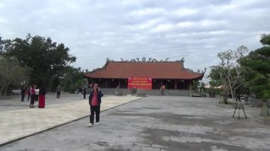 1 Ocak 2026. Hong Bang, Hai Phong, Vietnam. Asya 'da bir tapınağa katılan insanlar. Asya 'da geleneksel bir tapınak sahnesi