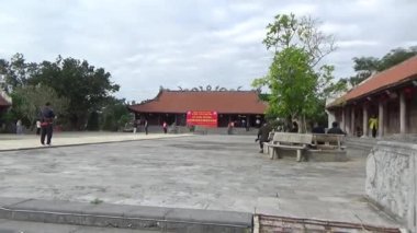 1 Ocak 2026. Hong Bang, Hai Phong, Vietnam. Asya 'da bir tapınağa katılan insanlar. Asya 'da geleneksel bir tapınak sahnesi