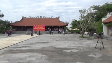 1 Ocak 2026. Hong Bang, Hai Phong, Vietnam. Asya 'da bir tapınağa katılan insanlar. Asya 'da geleneksel bir tapınak sahnesi