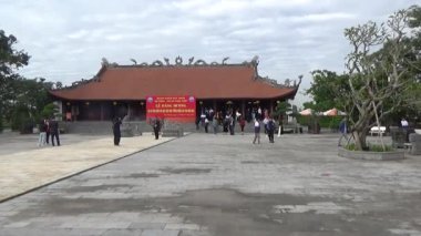 1 Ocak 2026. Hong Bang, Hai Phong, Vietnam. Asya 'da bir tapınağa katılan insanlar. Asya 'da geleneksel bir tapınak sahnesi