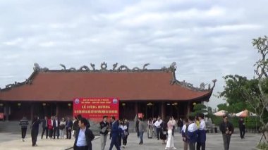 1 Ocak 2026. Hong Bang, Hai Phong, Vietnam. Asya 'da bir tapınağa katılan insanlar. Asya 'da geleneksel bir tapınak sahnesi