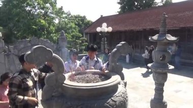 1 Ocak 2026. Hong Bang, Hai Phong, Vietnam. Asya 'da bir tapınağa katılan insanlar. Asya 'da geleneksel bir tapınak sahnesi