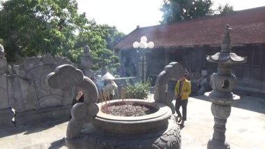 1 Ocak 2026. Hong Bang, Hai Phong, Vietnam. Asya 'da bir tapınağa katılan insanlar. Asya 'da geleneksel bir tapınak sahnesi