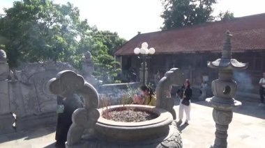 1 Ocak 2026. Hong Bang, Hai Phong, Vietnam. Asya 'da bir tapınağa katılan insanlar. Asya 'da geleneksel bir tapınak sahnesi