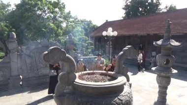 1 Ocak 2026. Hong Bang, Hai Phong, Vietnam. Asya 'da bir tapınağa katılan insanlar. Asya 'da geleneksel bir tapınak sahnesi