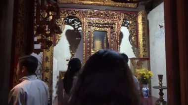 1 Ocak 2026. Hong Bang, Hai Phong, Vietnam. Asya 'da bir tapınağa katılan insanlar. Asya 'da geleneksel bir tapınak sahnesi