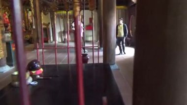 1 Ocak 2026. Hong Bang, Hai Phong, Vietnam. Asya 'da bir tapınağa katılan insanlar. Asya 'da geleneksel bir tapınak sahnesi