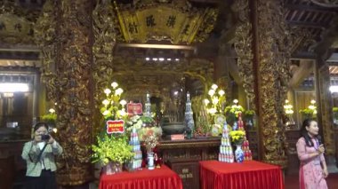 1 Ocak 2026. Hong Bang, Hai Phong, Vietnam. Asya 'da bir tapınağa katılan insanlar. Asya 'da geleneksel bir tapınak sahnesi