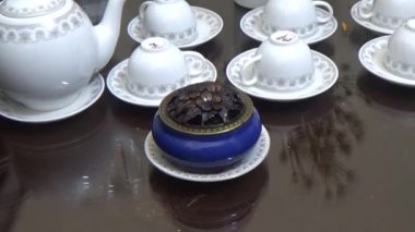 Asyalılar ruhani ayinler için tütsü sarıp yakarlar.