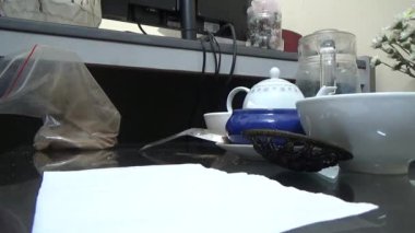 Asyalılar ruhani ayinler için tütsü sarıp yakarlar.