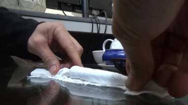 Asyalılar ruhani ayinler için tütsü sarıp yakarlar.