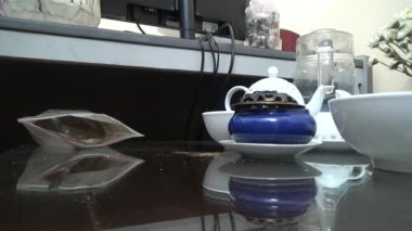 Asyalılar ruhani ayinler için tütsü sarıp yakarlar.