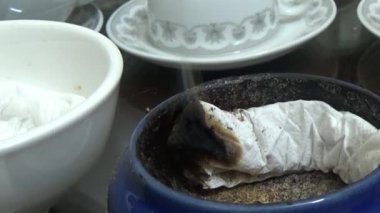 Asyalılar ruhani ayinler için tütsü sarıp yakarlar.