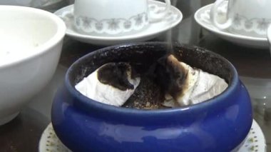 Asyalılar ruhani ayinler için tütsü sarıp yakarlar.