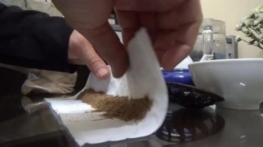 Asyalılar ruhani ayinler için tütsü sarıp yakarlar.