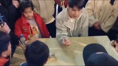 Bir sürü geleneksel oyun oynanan dağlık arazide bir gece pazarı.