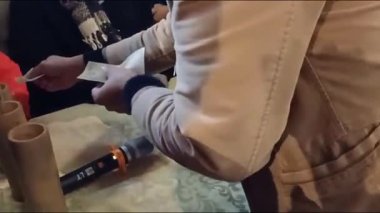 Bir sürü geleneksel oyun oynanan dağlık arazide bir gece pazarı.