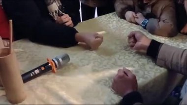 Bir sürü geleneksel oyun oynanan dağlık arazide bir gece pazarı.