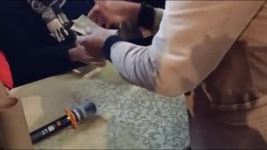 Bir sürü geleneksel oyun oynanan dağlık arazide bir gece pazarı.