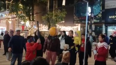 Bir sürü geleneksel oyun oynanan dağlık arazide bir gece pazarı.