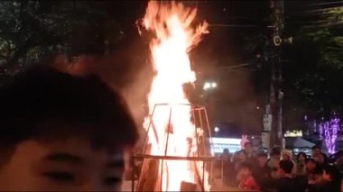 Bir grup insan pikniğe gidiyor ve kamp ateşi yakıyor.