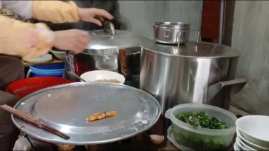 Vietnamlı kadın pirinç keki yapıyor.