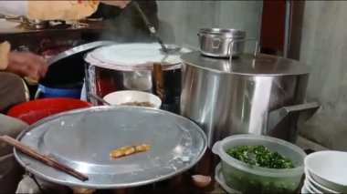 Vietnamlı kadın pirinç keki yapıyor.