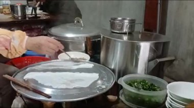 Vietnamlı kadın pirinç keki yapıyor.