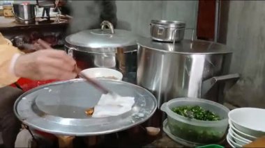 Vietnamlı kadın pirinç keki yapıyor.