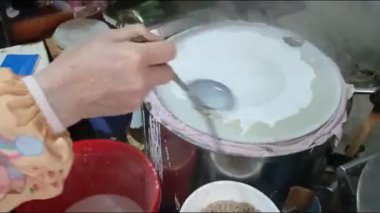 Vietnamlı kadın pirinç keki yapıyor.