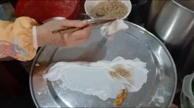 Vietnamlı kadın pirinç keki yapıyor.