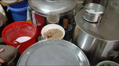 Vietnamlı kadın pirinç keki yapıyor.