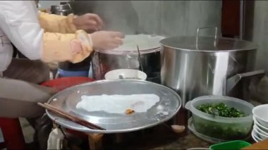 Vietnamlı kadın pirinç keki yapıyor.