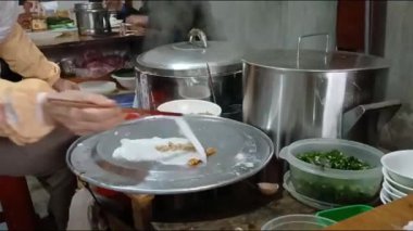 Vietnamlı kadın pirinç keki yapıyor.