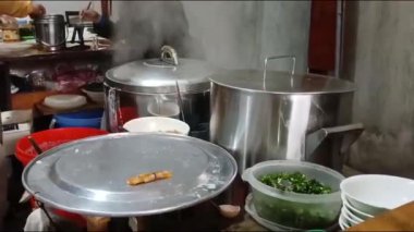 Vietnamlı kadın pirinç keki yapıyor.