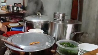 Vietnamlı kadın pirinç keki yapıyor.