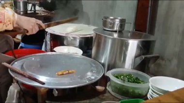 Vietnamlı kadın pirinç keki yapıyor.