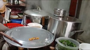 Vietnamlı kadın pirinç keki yapıyor.