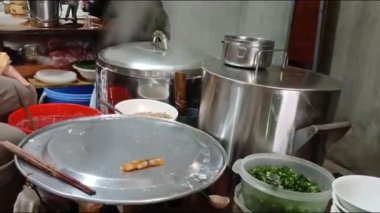 Vietnamlı kadın pirinç keki yapıyor.