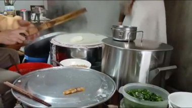 Vietnamlı kadın pirinç keki yapıyor.