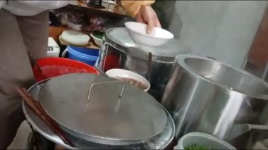 Vietnamlı kadın pirinç keki yapıyor.