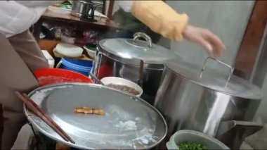 Vietnamlı kadın pirinç keki yapıyor.