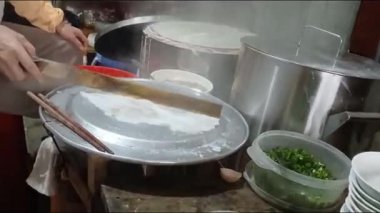 Vietnamlı kadın pirinç keki yapıyor.