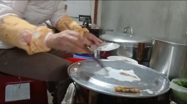 Vietnamlı kadın pirinç keki yapıyor.