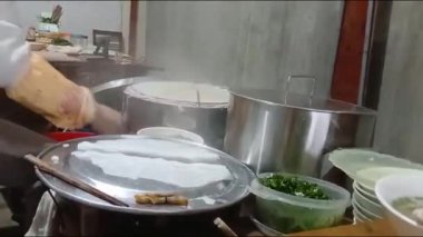 Vietnamlı kadın pirinç keki yapıyor.