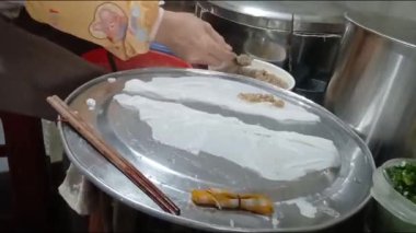 Vietnamlı kadın pirinç keki yapıyor.